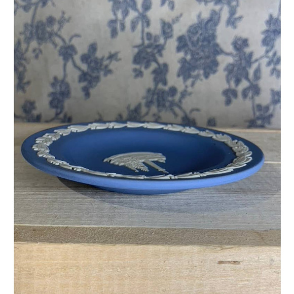 Wedgwood Jasperware Trafalgar Square 4.5" Plate Trinket Dish - Picture 5 of 5